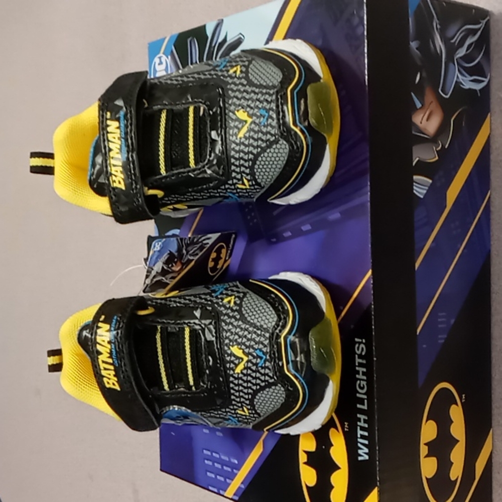 DC Comics Batman Sneakers with Lights new with tags size 7 - Picture 3 of 6